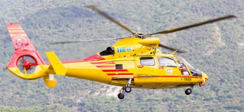 Foto d'archivio Boscaiolo si ferisce alla testa durante il taglio di una pianta: elitrasportato in codice rosso all’ospedale